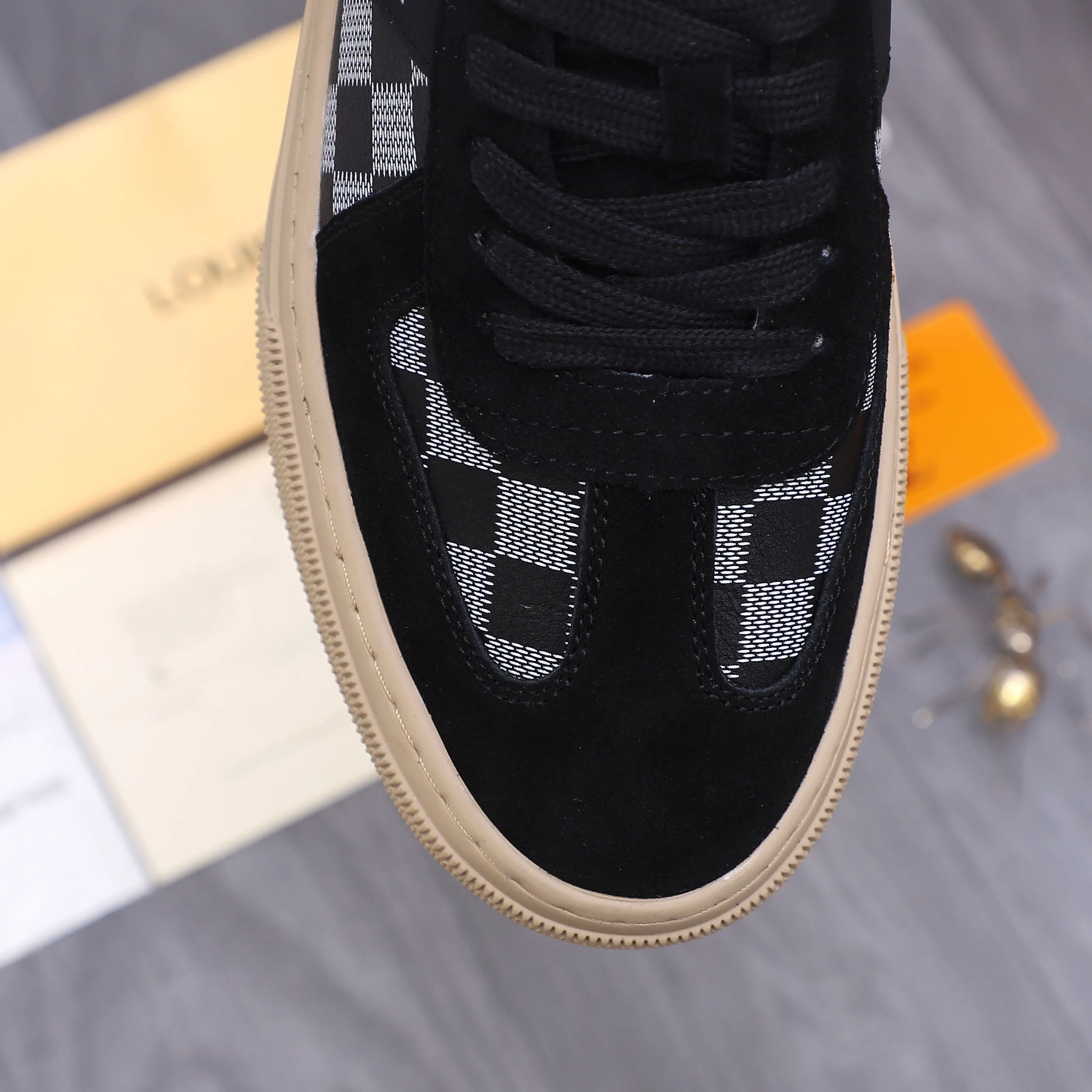 Men's shoes 💰p400 Product trademark: LV "Louis Vuitton" casual lace-up men's shoes Regular size: 38-44 Product materials: Selected matte cowhide stitching plaid cowhide upper, sheepskin lining, rubber outsole